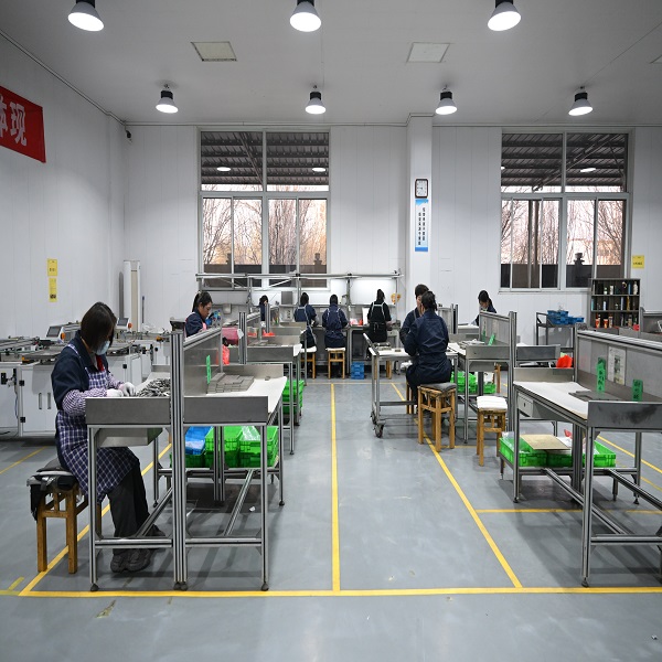 Come scegliere il giusto grado magnete NdFeB sinterizzato (N35 vs N42 vs N52) per applicazioni industriali nel 2026 3 Officina di produzione di magneti permanenti per la produzione di magneti sinterizzati OEM NdFeB