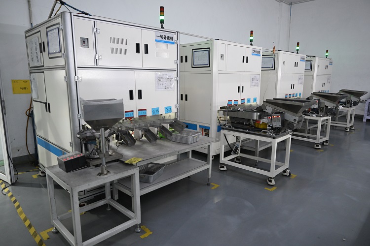 Come scegliere il giusto grado magnete NdFeB sinterizzato (N35 vs N42 vs N52) per applicazioni industriali nel 2026 1 Sistema automatizzato di ispezione della qualità per la produzione di magneti NdFeB sinterizzati